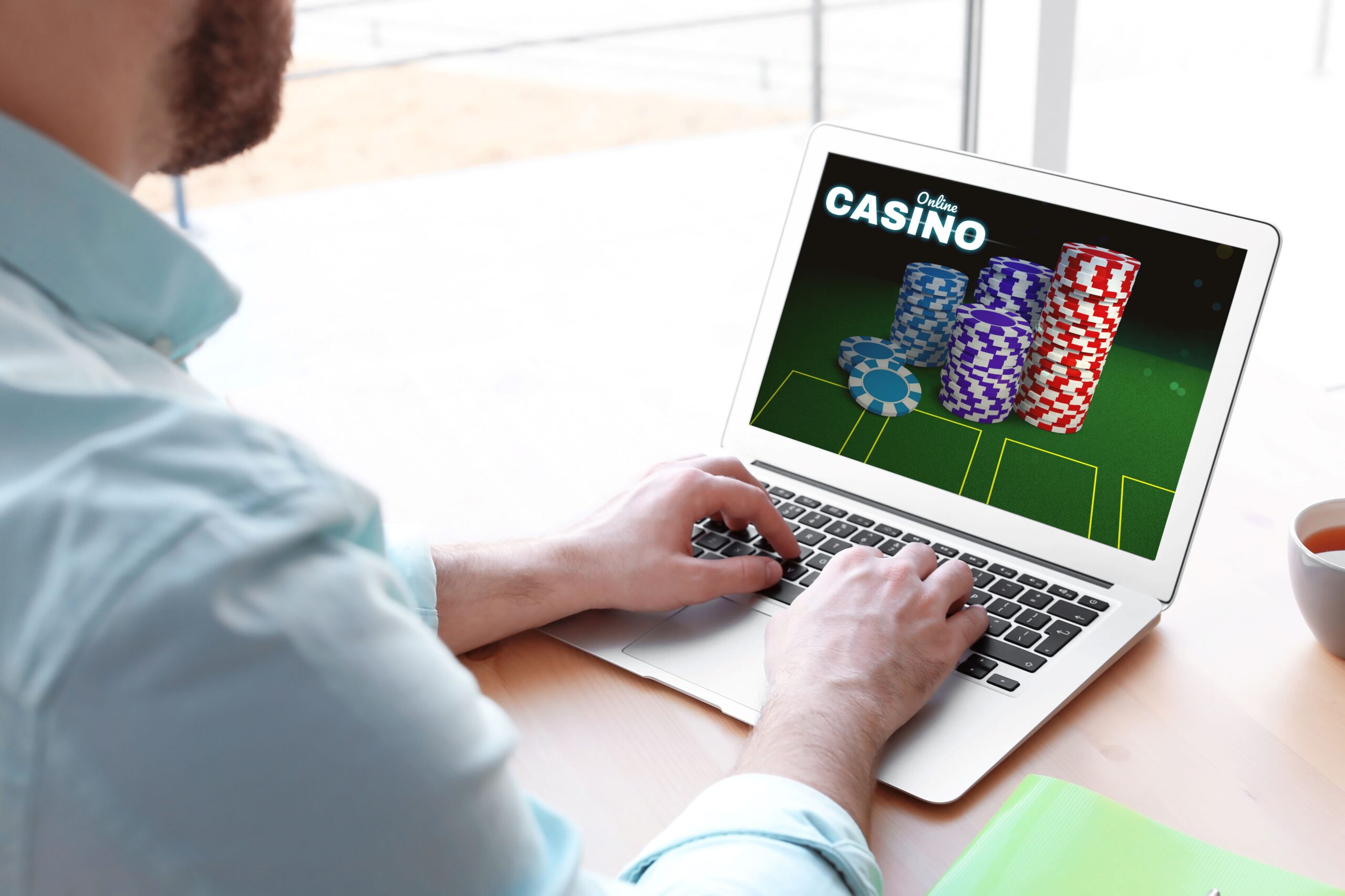 Eine Person spielt online Casino 